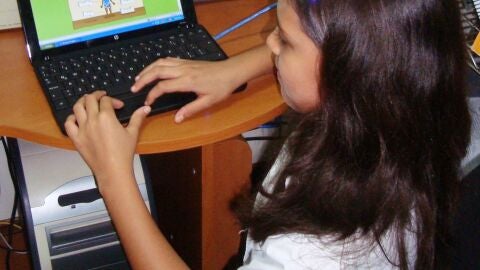 Ni&ntilde;a jugando en un ordenador