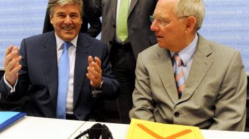 El suizo Josef Ackermann, presidente del Deutsche Bank, conversa con el ministro alemán de Finanzas, Wolfgang Schaeuble