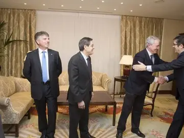 El presidente de Caja Vital, Carlos Zapatero, saluda al lehendakari en presencia de Iturbe (Kutxa) y Fernández (BBK). (Paulino Oribe) El presidente de Caja Vital, Carlos Zapatero, saluda al lehendakari en presencia de Iturbe (Kutxa) y Fernández (BBK). (Paulino Oribe)
