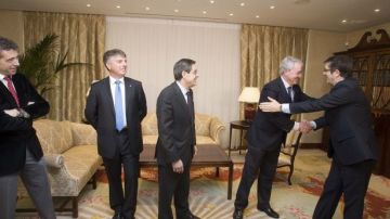 El presidente de Caja Vital, Carlos Zapatero, saluda al lehendakari en presencia de Iturbe (Kutxa) y Fernández (BBK). (Paulino Oribe)
