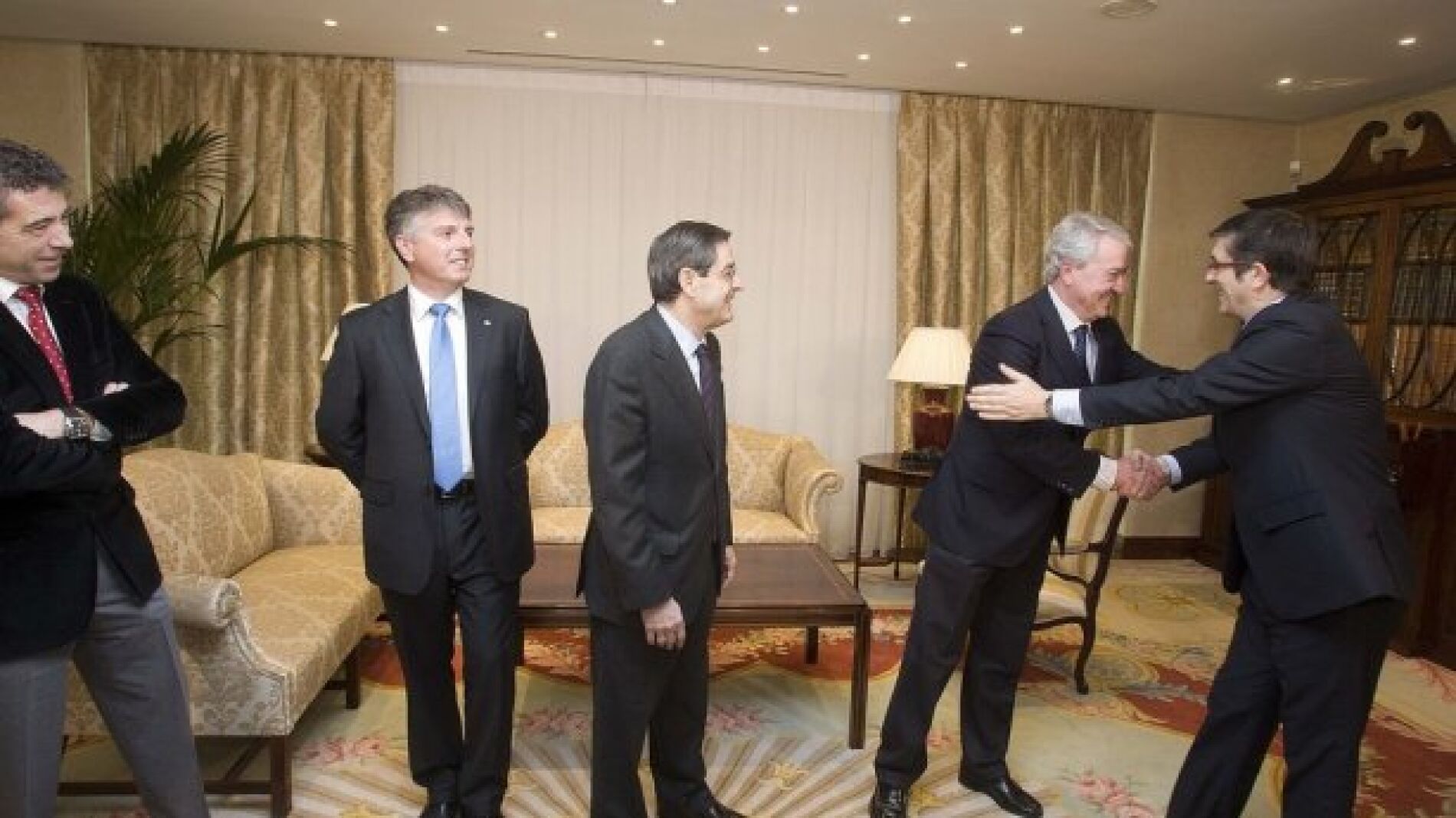 El presidente de Caja Vital, Carlos Zapatero, saluda al lehendakari en presencia de Iturbe (Kutxa) y Fern&aacute;ndez (BBK). (Paulino Oribe)