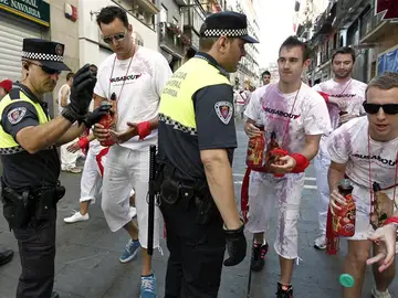 Los jóvenes se preparan para el arranque de los Sanfermines Los jóvenes se preparan para el arranque de los Sanfermines