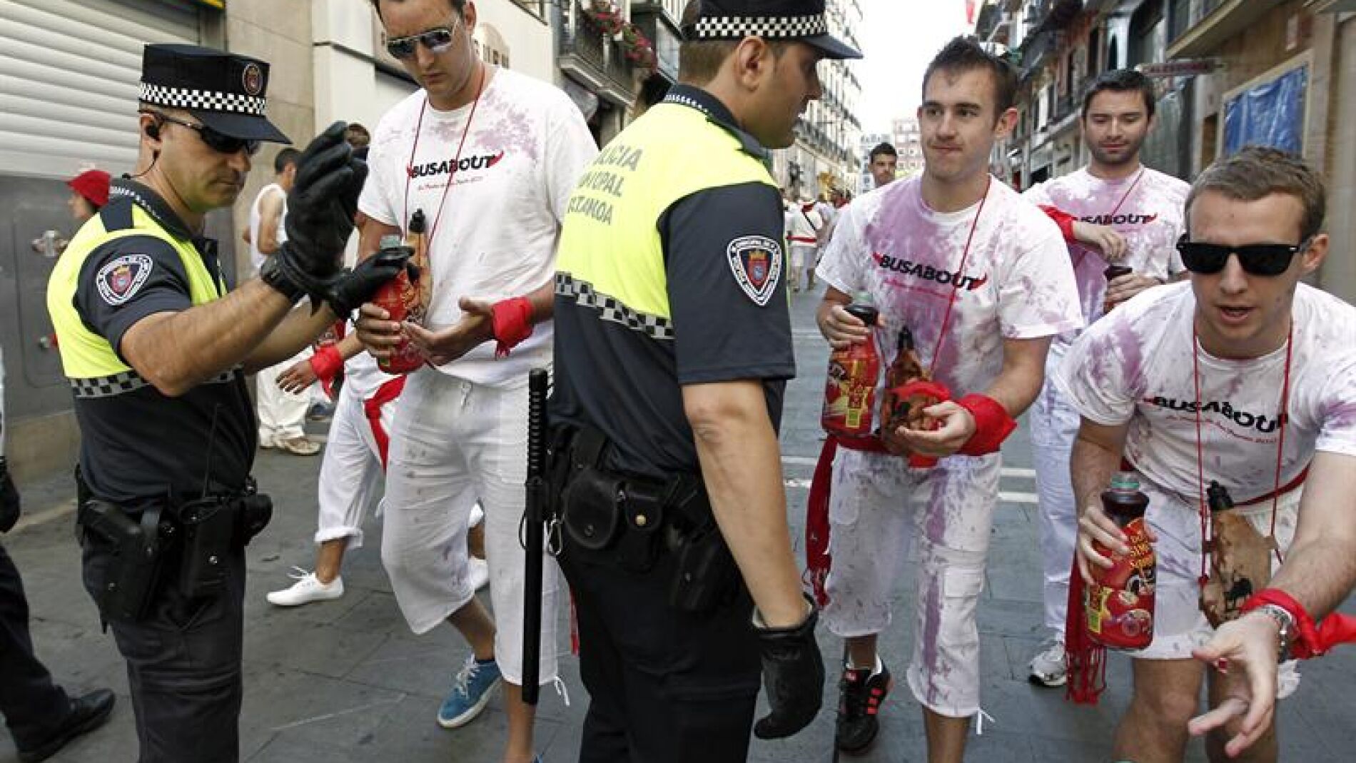 Los j&oacute;venes se preparan para el arranque de los Sanfermines