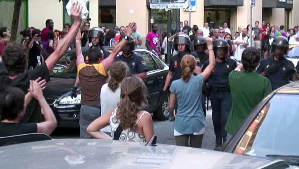 Varias personas increpan a la Policía Nacional en Lavapiés