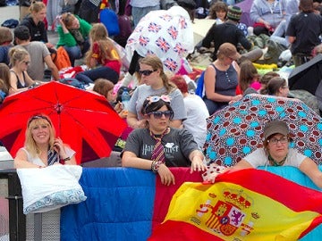 Españolas acampadas en Londres