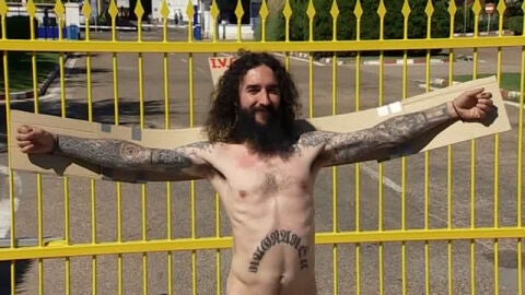 Desnudos y crucificados para protestar a las puertas de Iveco
