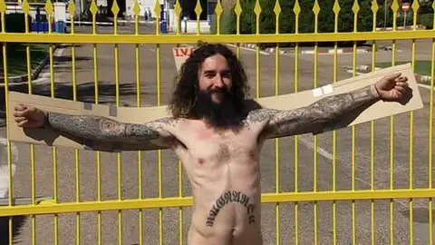Desnudos y crucificados para protestar a las puertas de Iveco Desnudos y crucificados para protestar a las puertas de Iveco