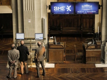 Agentes bursátiles, consultan los valores de la Bolsa de Madrid