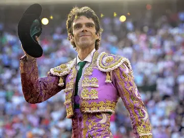 El torero José Tomás saluda al respetable tras cortar una oreja El torero José Tomás saluda al respetable tras cortar una oreja