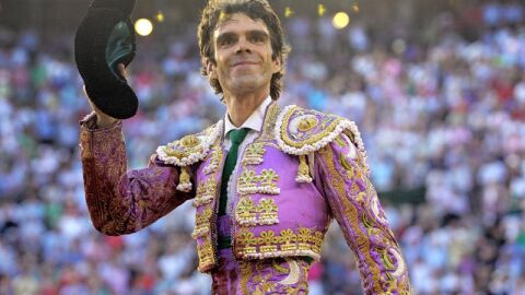 El torero Jos&eacute; Tom&aacute;s saluda al respetable tras cortar una oreja
