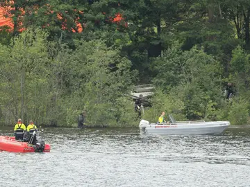 La Policía sigue buscando víctimas en la isla de Utoya La Policía sigue buscando víctimas en la isla de Utoya