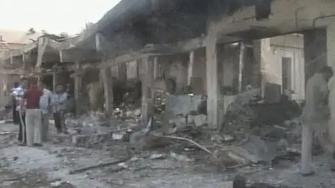 Al menos cuatro muertos y veinte heridos en un doble atentado Al menos cuatro muertos y veinte heridos en un doble atentado
