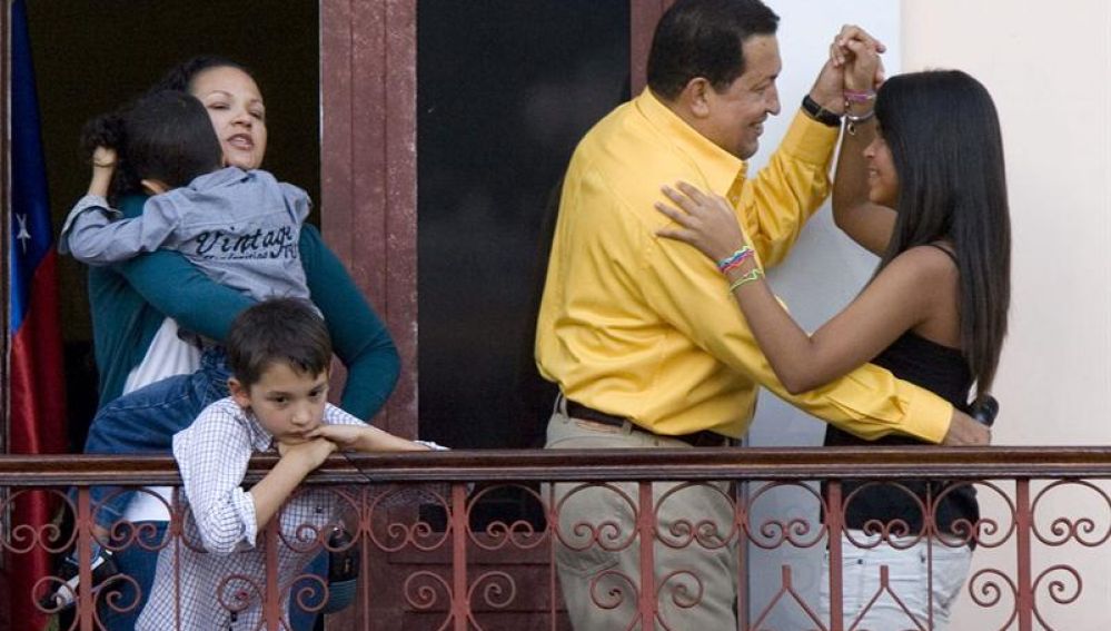 El presidente venezolano, Hugo Chávez, baila con su nieta Gabriela en el llamado "Balcón del Pueblo"