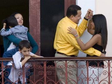 El presidente venezolano, Hugo Chávez, baila con su nieta Gabriela en el llamado "Balcón del Pueblo"