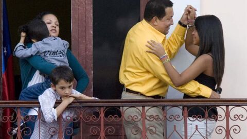 El presidente venezolano, Hugo Ch&aacute;vez, baila con su nieta Gabriela en el llamado "Balc&oacute;n del Pueblo"