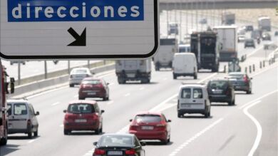 Tráfico denso en las autovías de las costas levantinas y complicaciones por lluvias