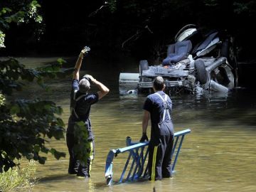 Los bomberos trabajan para recuperar el vehículo que ha caído al río Ultzama 