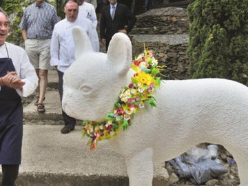 Adriá junto al bulldog de azúcar