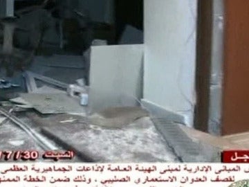 La OTAN destruye instalaciones de televisión de Gadafi