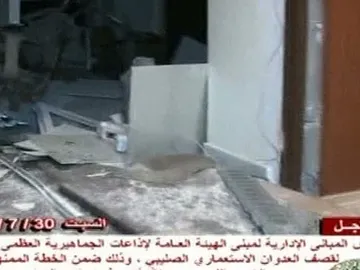 La OTAN destruye instalaciones de televisión de Gadafi La OTAN destruye instalaciones de televisión de Gadafi