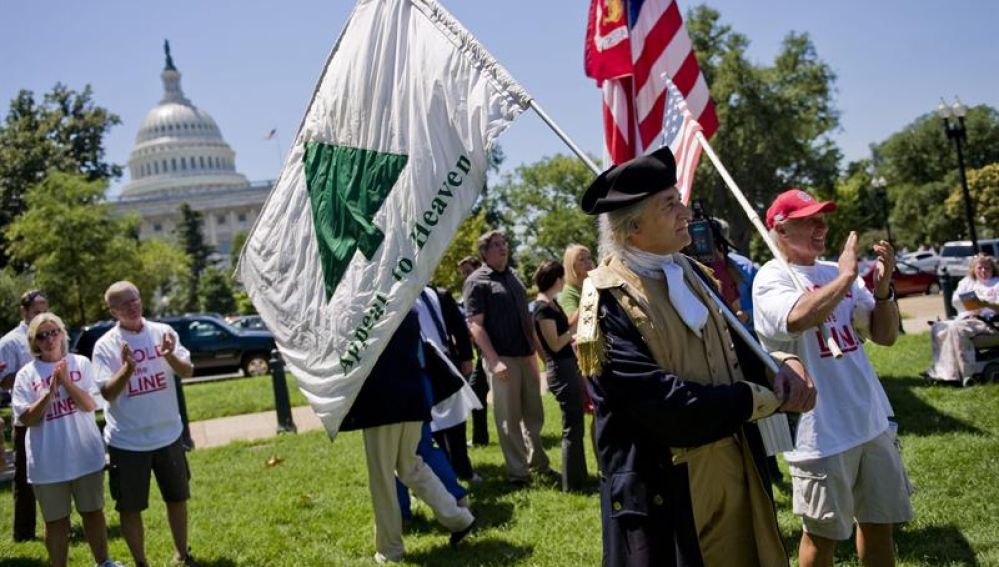 Activistas del Tea Party se manifiestan frente al Capitolio en Washington