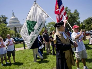 Activistas del Tea Party se manifiestan frente al Capitolio en Washington