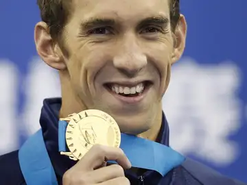 El estadounidense Michael Phelps celebra en el podio El estadounidense Michael Phelps celebra en el podio