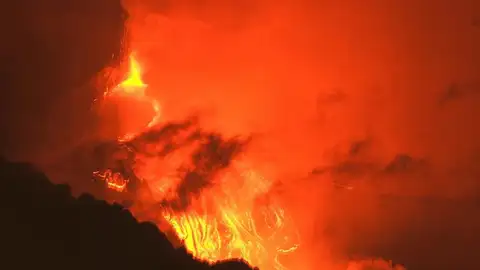 Detalle de la erupción del volcán Etna Detalle de la erupción del volcán Etna
