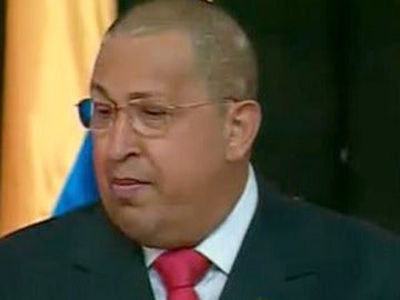 Hugo Chávez, con el pelo rapado