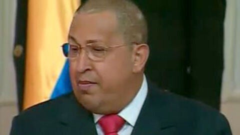 Hugo Ch&aacute;vez, con el pelo rapado