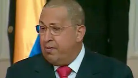 Hugo Chávez, con el pelo rapado Hugo Chávez, con el pelo rapado