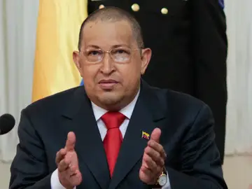 Chávez aparece públicamente con el pelo rapado y visibles efectos de la quimioterapia Chávez aparece públicamente con el pelo rapado y visibles efectos de la quimioterapia