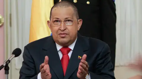 Chávez aparece públicamente con el pelo rapado y visibles efectos de la quimioterapia Chávez aparece públicamente con el pelo rapado y visibles efectos de la quimioterapia