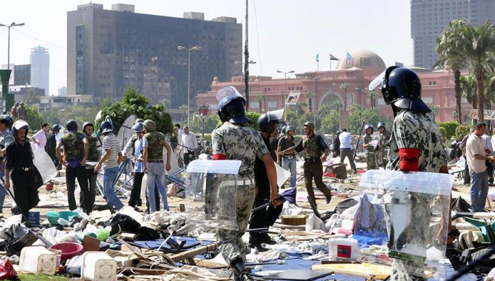 Fuerzas de seguridad entran en la cariota plaza Tahrir