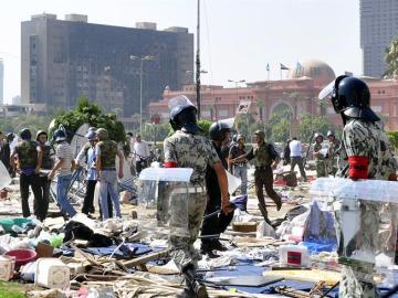 Fuerzas de seguridad entran en la cariota plaza Tahrir