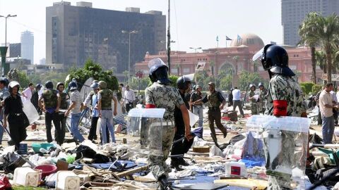 Fuerzas de seguridad entran en la cariota plaza Tahrir