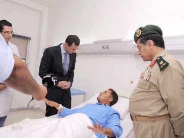 El presidente sirio visita a un soldado herido