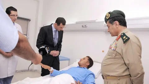 El presidente sirio visita a un soldado herido El presidente sirio visita a un soldado herido