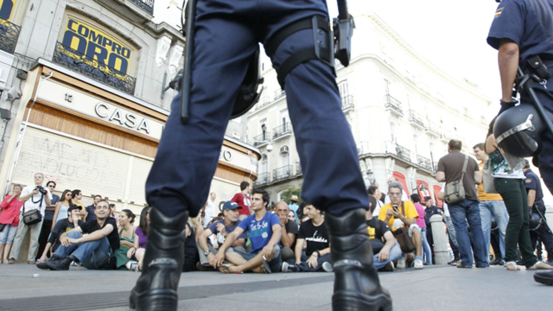 Centenares de personas se concentran esta tarde en las inmediaciones de la Puerta del Sol