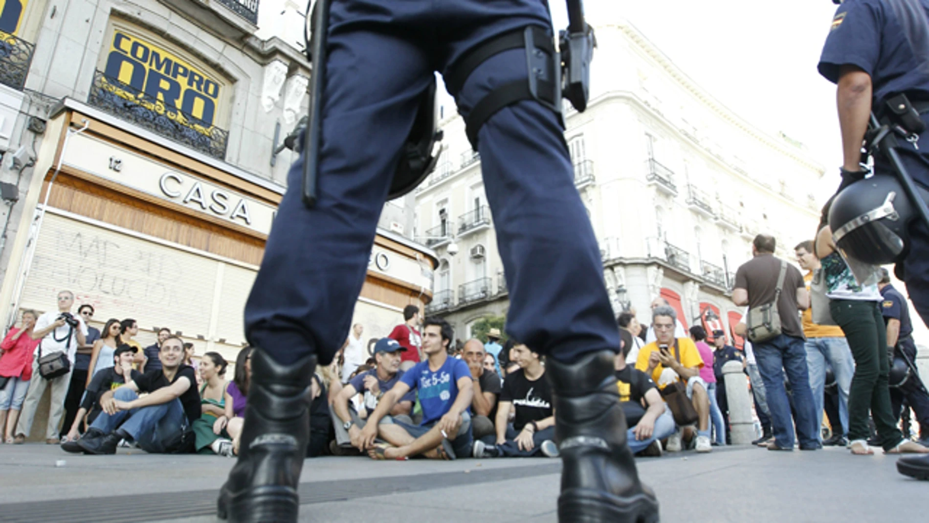 Centenares de personas se concentran esta tarde en las inmediaciones de la Puerta del Sol Centenares de personas se concentran esta tarde en las inmediaciones de la Puerta del Sol