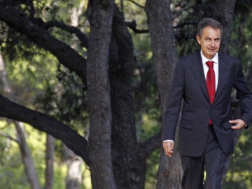 Zapatero vuelve a su despacho
