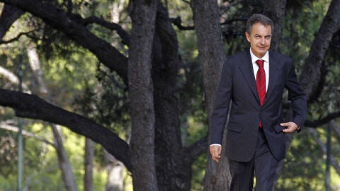 Zapatero vuelve a su despacho