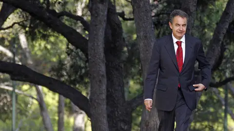 Zapatero vuelve a su despacho Zapatero vuelve a su despacho