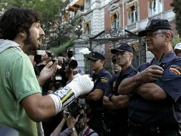 Indignado ante la policía Indignado ante la policía