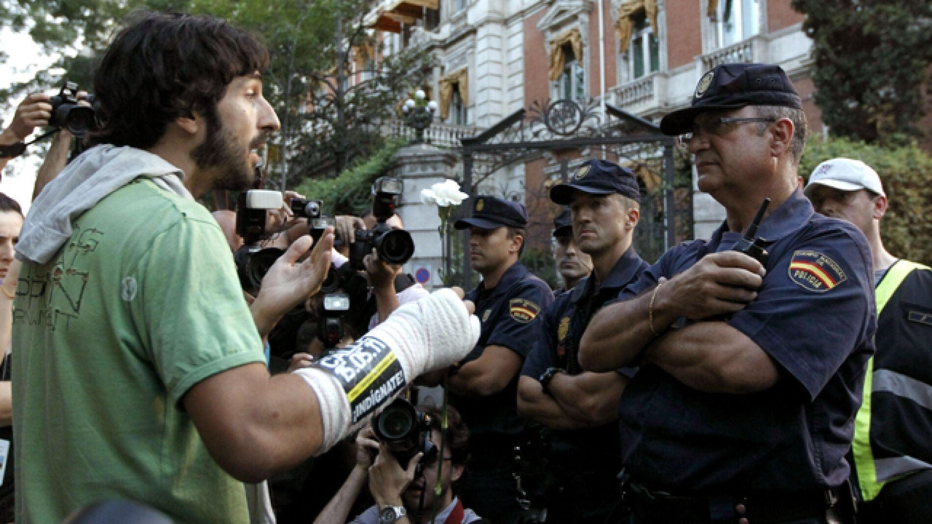 Indignado ante la polic&iacute;a