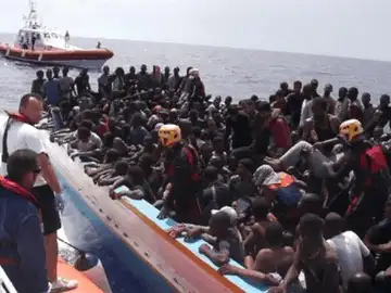 Un centenar de inmigrantes desparecen frente a la costa de Lampedusa Un centenar de inmigrantes desparecen frente a la costa de Lampedusa