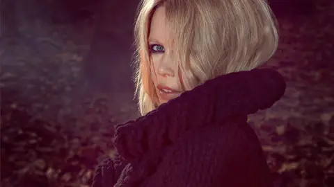 Claudia Schiffer con un modelo diseñado por ella Claudia Schiffer con un modelo diseñado por ella