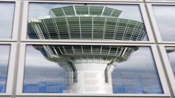 La torre de control en el aeropuerto de Múnich se refleja en una de las terminales.