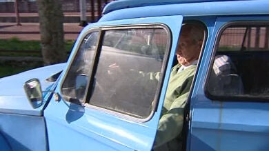 Joaquín puede seguir conduciendo con casi 100 años su Dyane 6