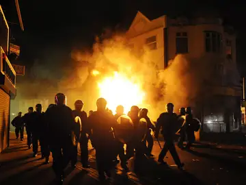 Londres ha vivido la peor noche de vandalismo y altercados que se recuerda, con incendios, saqueos y desórdenes públicos en los que 44 policías y 14 civiles han resultado heridos. Londres ha vivido la peor noche de vandalismo y altercados que se recuerda, con incendios, saqueos y desórdenes públicos en los que 44 policías y 14 civiles han resultado heridos.